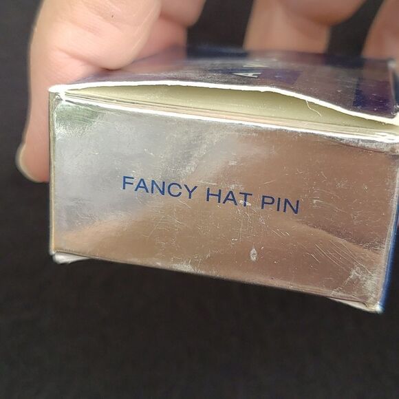 Vintage 2004 Avon Red Hat Society Fancy Hat Pin in Original Box - Picture 5 of 8